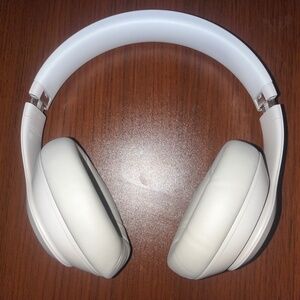 Beats Studio Pro - Wireless Bluetooth Noise Cancelling Headphones